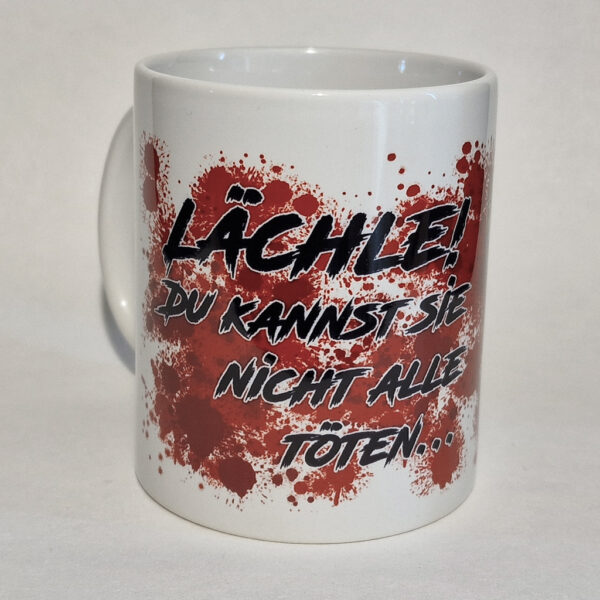 Tasse "Lächle! Du kannst sie nicht alle töten…" - weiß